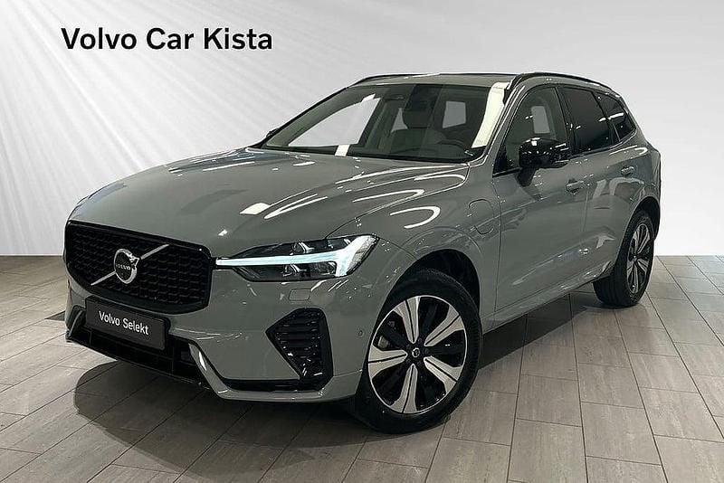 Grå Begagnad 2024 Volvo XC60 Plus SUV | 524 900 kr (Marknadspris) - Bild 1/3