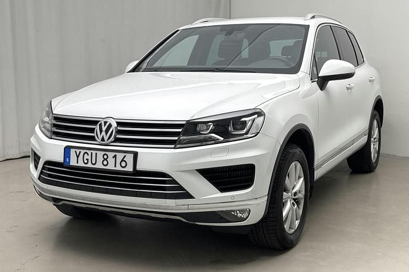Vit Begagnad 2017 VW Touareg SUV | 258 800 kr (Marknadspris) - Bild 1/4