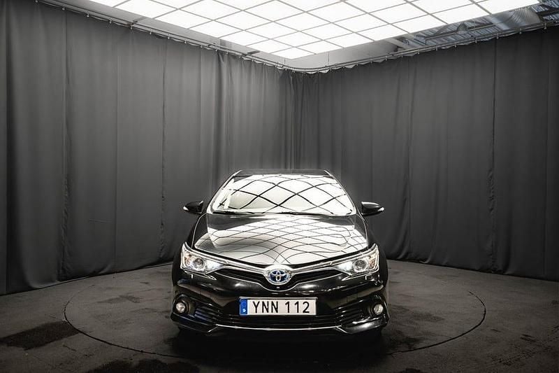 Begagnad Toyota Auris Hybrid 136 HK (100 kW) 2017 Svart Halvkombi