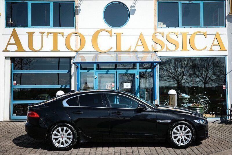 Svart Begagnad 2016 Jaguar XE Sedan | 199 000 kr (Lite dyr) - Bild 1/4