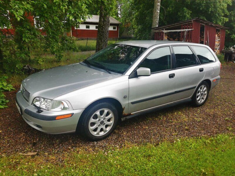 Grå Begagnad 2002 Volvo V40 Kombi | 12 000 kr (Marknadspris) - Bild 1/4