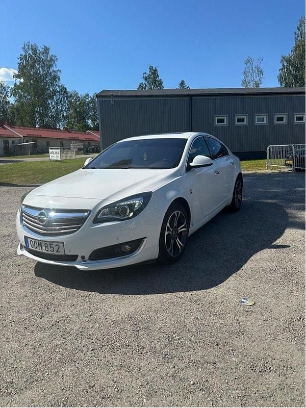 Vit Begagnad 2016 Opel Insignia Business Halvkombi | 139 000 kr (Lite dyr) - Bild 1/4