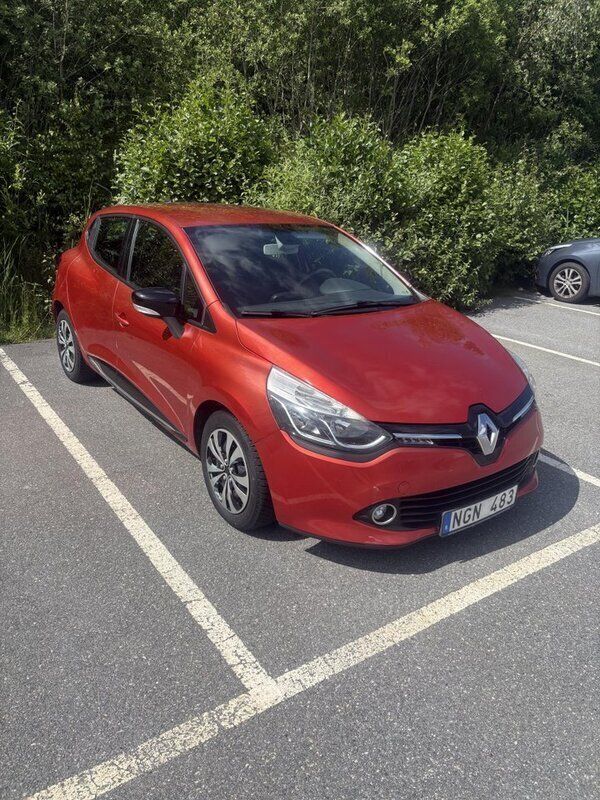 Röd Begagnad 2013 Renault Clio IV Halvkombi | 80 000 kr (Marknadspris) - Bild 1/4