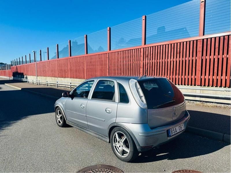 Grå Begagnad 2006 Opel Corsa Halvkombi | 22 500 kr (Marknadspris) - Bild 1/4