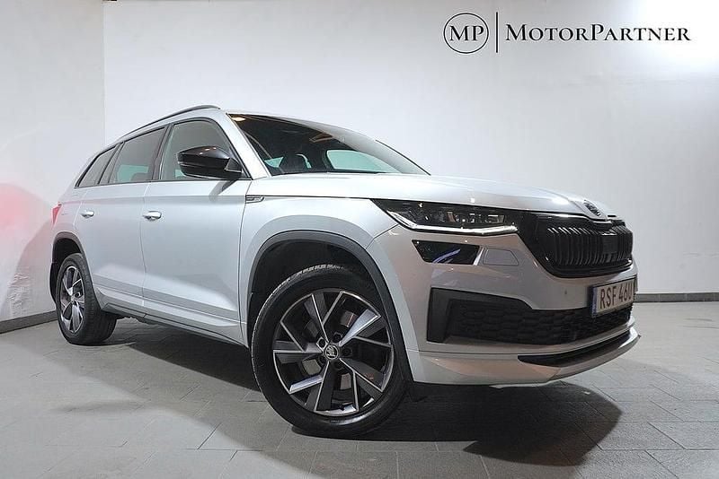 Silver Begagnad 2022 Skoda Kodiaq SportLine SUV | 329 900 kr (Marknadspris) - Bild 1/4