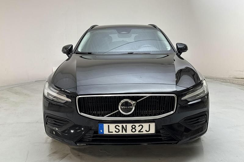 Begagnad Volvo V60 Core 197 HK (144 kW) 2023 Svart Kombi
