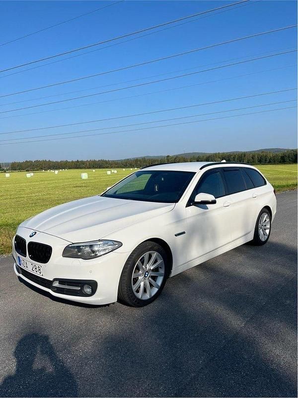 Vit Begagnad 2014 BMW 520 Shadowline Kombi | 105 000 kr (Marknadspris) - Bild 1/4