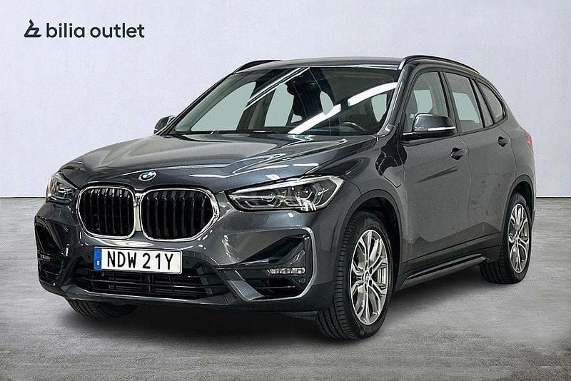 Grå Begagnad 2020 BMW X1 Sport Line SUV | 299 900 kr (Marknadspris) - Bild 1/4