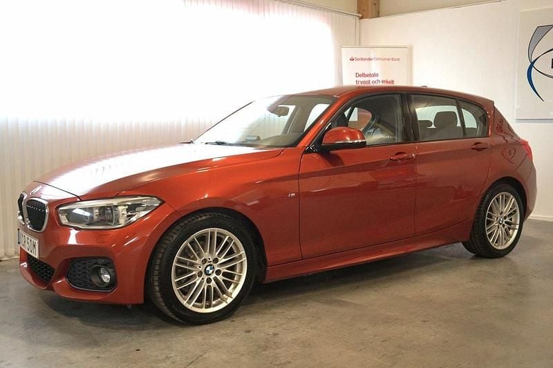 Orange Begagnad 2019 BMW 118 M Sport Halvkombi | 169 000 kr (Marknadspris) - Bild 1/4