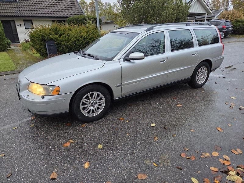 Grå Begagnad 2005 Volvo V70 Kinetic Kombi | 21 900 kr (Marknadspris) - Bild 1/4