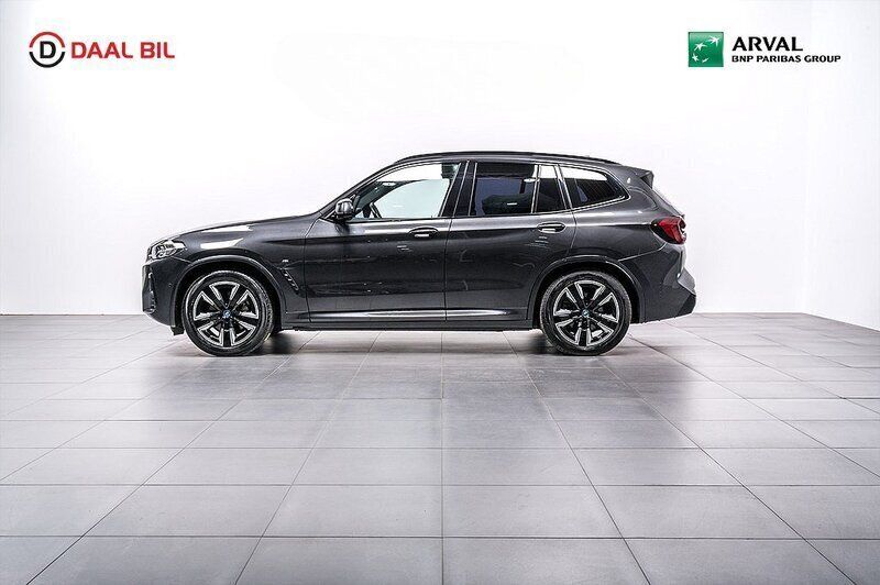Grå Begagnad 2022 BMW iX3 M Sport SUV | 459 900 kr (Bra pris) - Bild 1/4
