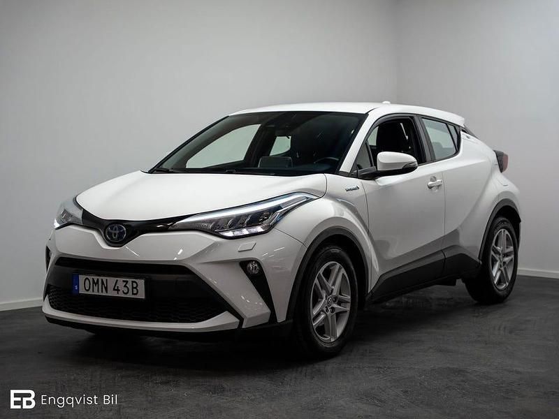 Vit Begagnad 2021 Toyota C-HR Active SUV | 214 900 kr (Marknadspris) - Bild 1/4