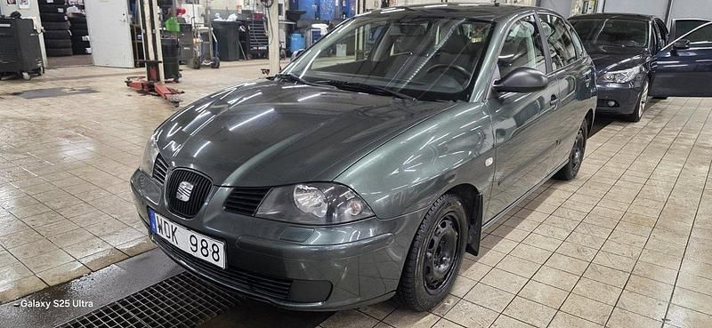 Grön Begagnad 2004 Seat Ibiza Halvkombi | 25 000 kr (Marknadspris) - Bild 1/4