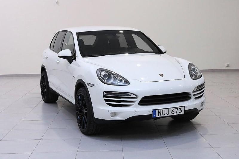 Vit Begagnad 2011 Porsche Cayenne SUV | 199 900 kr (Marknadspris) - Bild 1/4