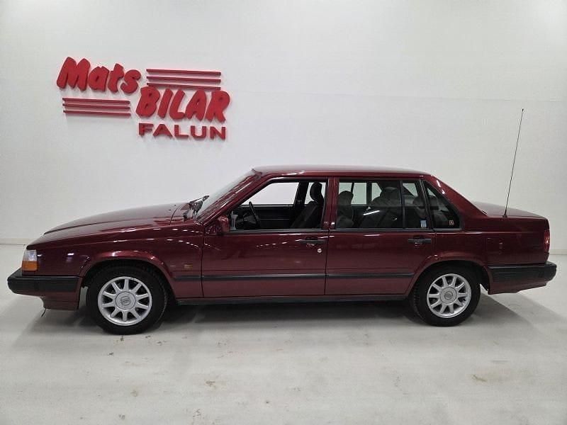 Mörkröd Begagnad 1994 Volvo 944 Sedan | 69 900 kr - Bild 1/4