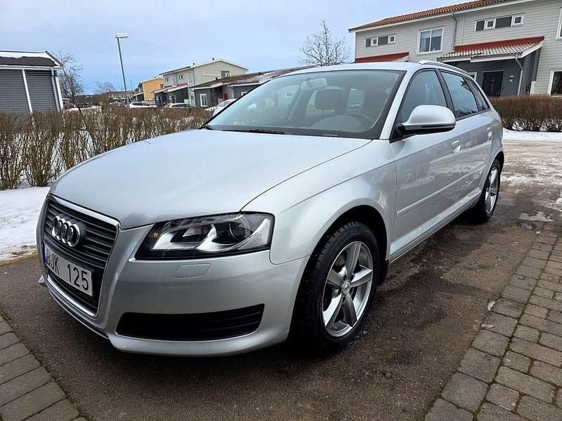 Begagnad Audi A3 Attraction 160 HK (117 kW) 2010 Silvermetallic Halvkombi