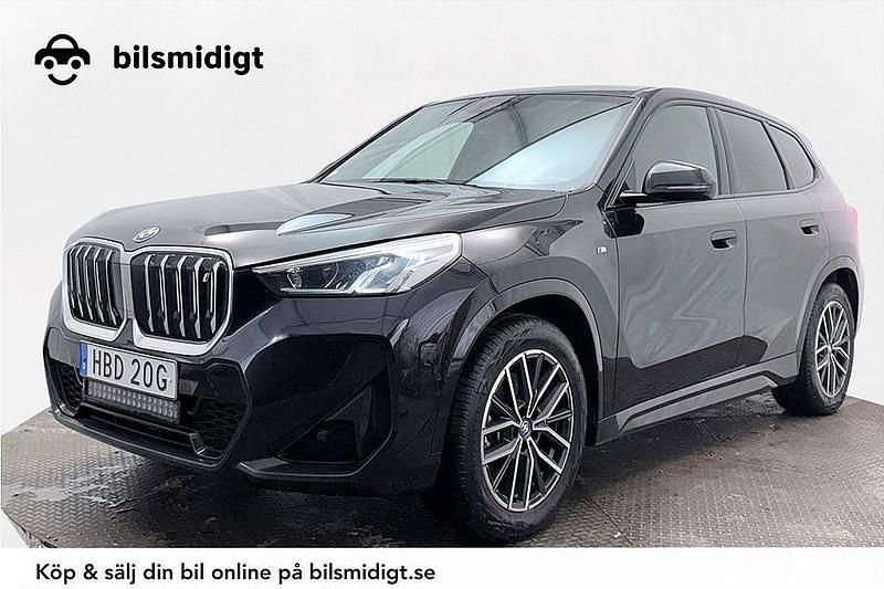 Svart Begagnad 2023 BMW iX1 M Sport SUV | 379 900 kr - Bild 1/3