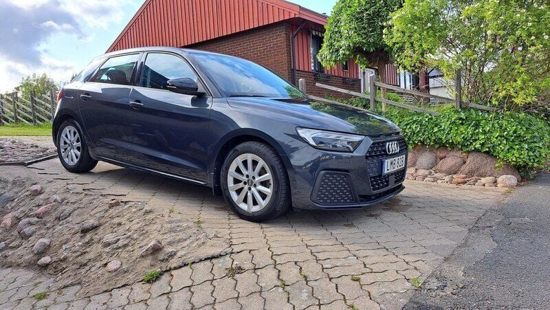 Grå Begagnad 2020 Audi A1 Sportback Proline Halvkombi | 178 000 kr (Marknadspris) - Bild 1/4