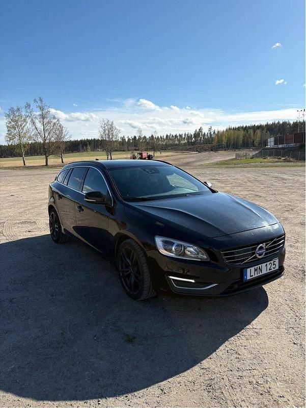Svart Begagnad 2014 Volvo V60 Kombi | 113 000 kr (Marknadspris) - Bild 1/3