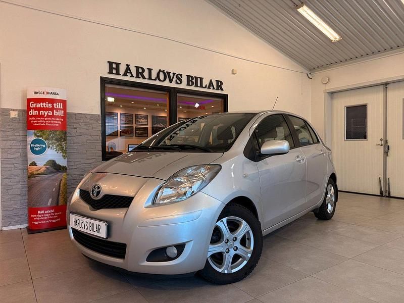 Silver Begagnad 2011 Toyota Yaris Halvkombi | 68 000 kr (Marknadspris) - Bild 1/4