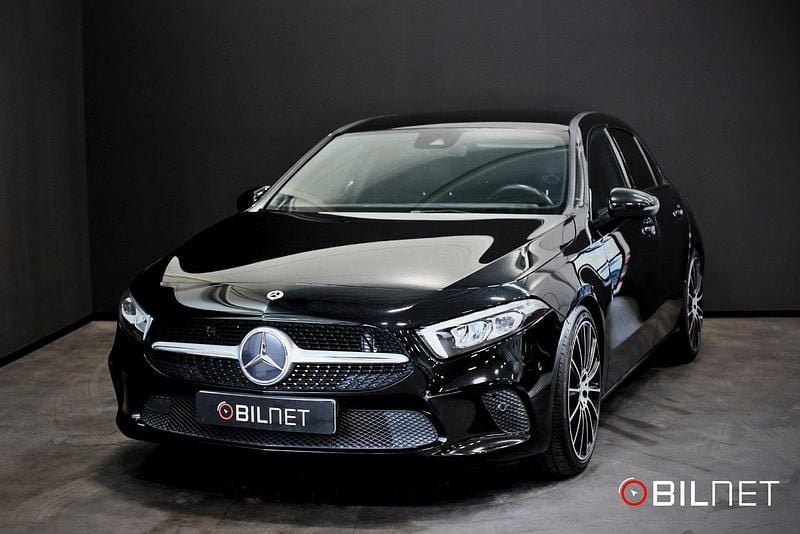 Svart Begagnad 2019 Mercedes A180 Halvkombi | 184 900 kr (Marknadspris) - Bild 1/4