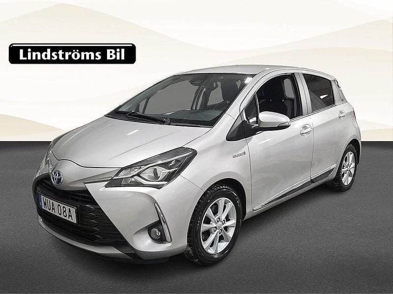 Silver Begagnad 2019 Toyota Yaris Hybrid Halvkombi | 164 900 kr (Marknadspris) - Bild 1/3