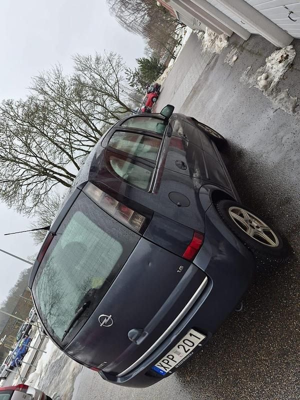 Begagnad Opel Meriva 105 HK (77 kW) 2006 Minibuss