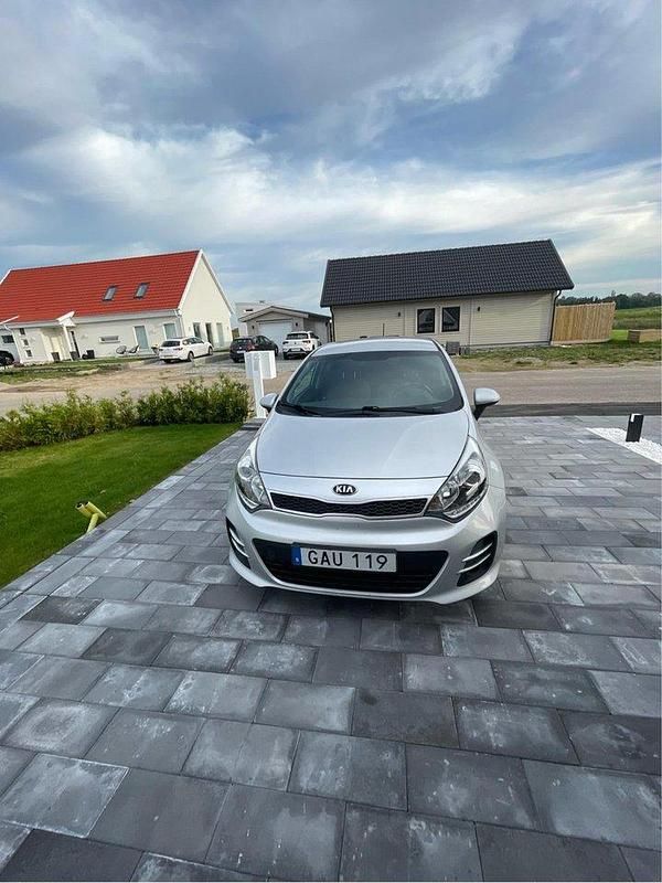 Grå Begagnad 2015 Kia Rio Halvkombi | 85 900 kr (Marknadspris) - Bild 1/4