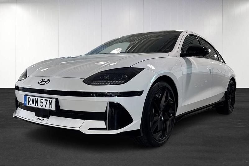 Vit (white) Begagnad 2023 Hyundai Ioniq 6 Sedan | 459 000 kr - Bild 1/4