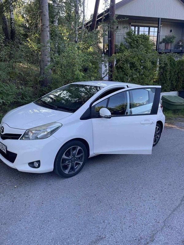 Vit Begagnad 2014 Toyota Yaris Edition Halvkombi | 69 000 kr (Marknadspris) - Bild 1/4