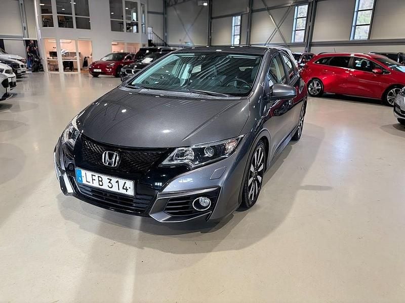 Mörkgrå Begagnad 2015 Honda Civic Sport Halvkombi | 99 900 kr (Marknadspris) - Bild 1/4