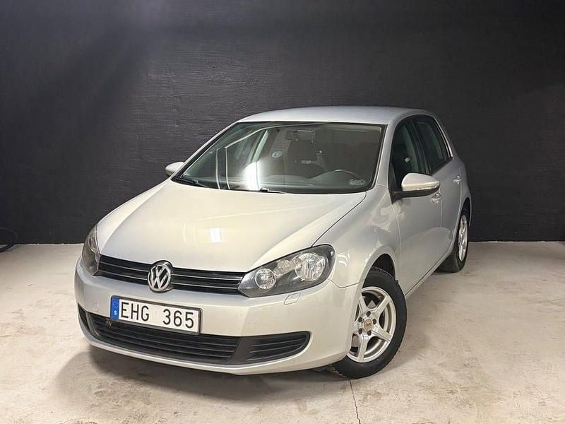 Ljusbrun Begagnad 2010 VW Golf VI Halvkombi | 53 900 kr (Marknadspris) - Bild 1/4