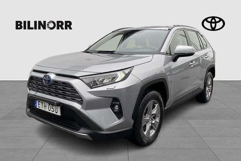 Silver Begagnad 2022 Toyota RAV4 Hybrid Active SUV | 359 900 kr (Bra pris) - Bild 1/4