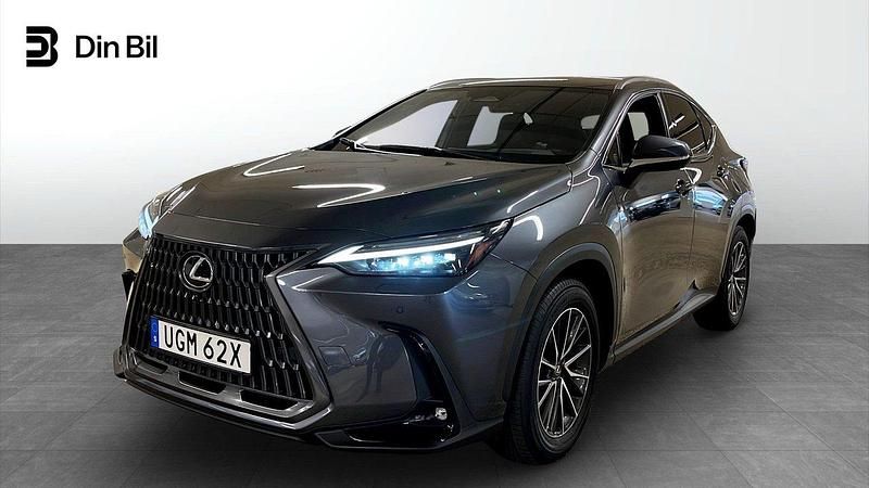 Grå Begagnad 2023 Lexus NX450h+ Executive Line SUV | 549 800 kr (Bra pris) - Bild 1/4