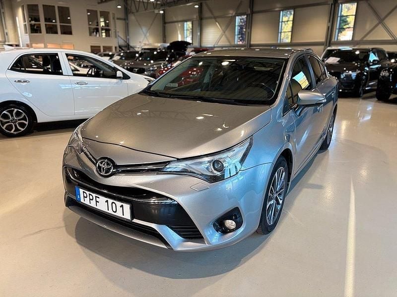 Ljusgrå (grå) Begagnad 2015 Toyota Avensis Multidrive S Sedan | 149 900 kr (Marknadspris) - Bild 1/4