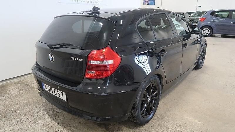 Begagnad BMW 118 Advantage 143 HK (105 kW) 2008 Svart Halvkombi