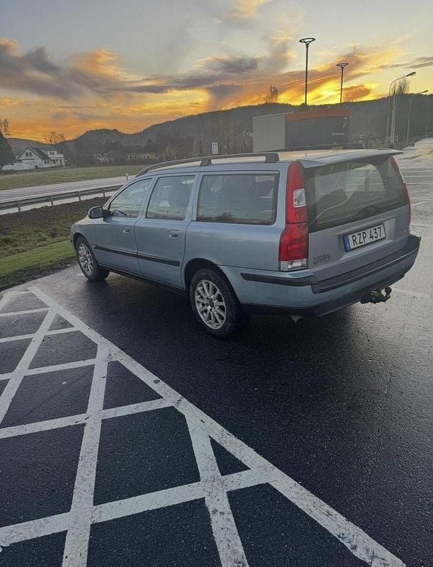 Blå Begagnad 2001 Volvo V70 Kombi | 12 000 kr (Marknadspris) - Bild 1/4