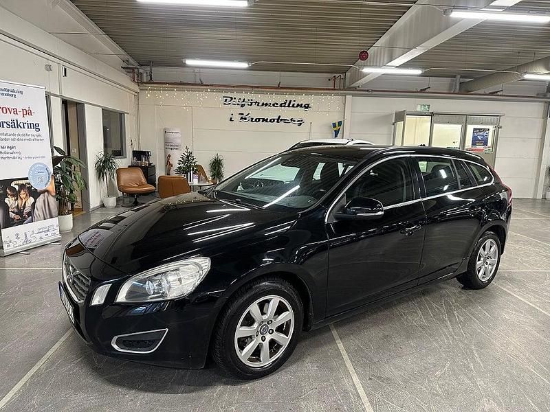 Svart Begagnad 2011 Volvo V60 Momentum Kombi | 84 900 kr (Marknadspris) - Bild 1/4