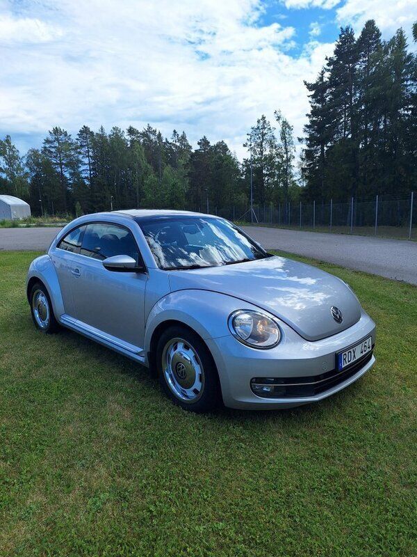 Silver Begagnad 2012 VW Beetle Halvkombi | 86 000 kr (Marknadspris) - Bild 1/4