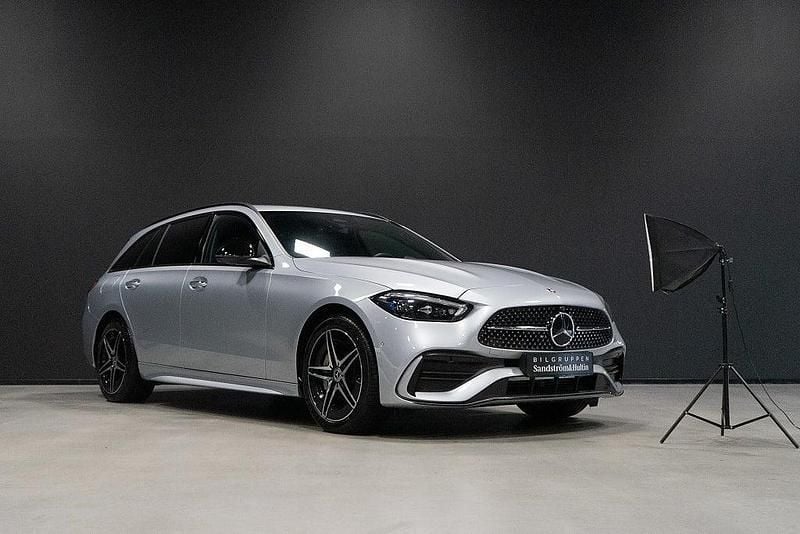 Silver Begagnad 2024 Mercedes C300e Premium Kombi | 519 000 kr (Marknadspris) - Bild 1/4