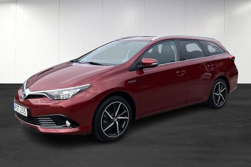 Röd (red) Begagnad 2017 Toyota Auris Hybrid Kombi | 182 900 kr (Marknadspris) - Bild 1/4