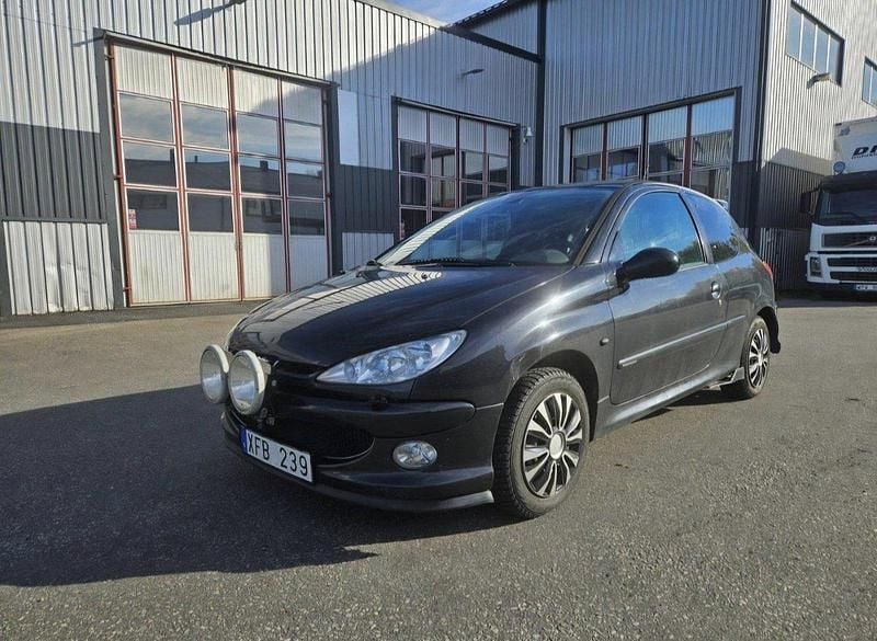 Svart Begagnad 2006 Peugeot 206 Halvkombi | 12 000 kr (Marknadspris) - Bild 1/4