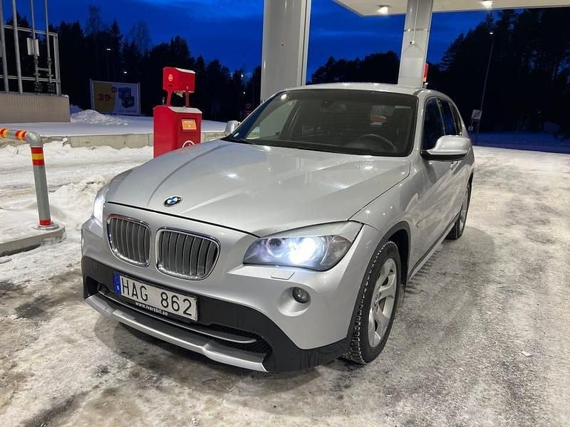 Grå metallic lack. Begagnad 2010 BMW X1 SUV | 104 000 kr (Marknadspris) - Bild 1/4