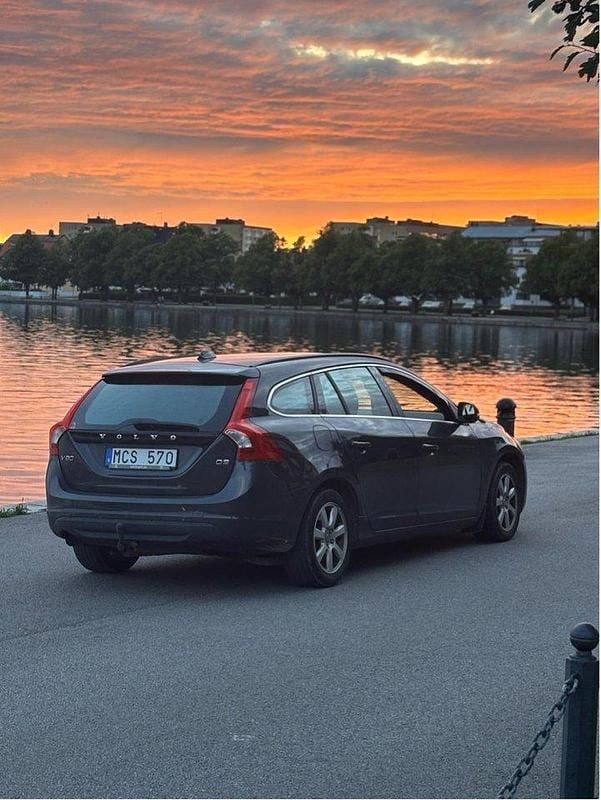 Grå Begagnad 2012 Volvo V60 Momentum Kombi | 84 900 kr (Bra pris) - Bild 1/4
