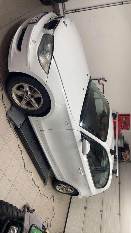 Vit Begagnad 2008 BMW 118 Halvkombi | 55 000 kr (Lite dyr) - Bild 1/2
