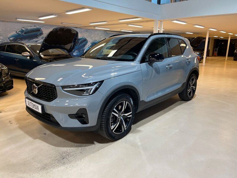 Grå (vapourgrå metallic) Begagnad 2023 Volvo XC40 Plus SUV | 364 900 kr (Marknadspris) - Bild 1/4