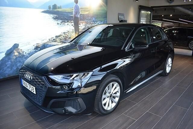 Brilliantsvart Begagnad 2022 Audi A3 Proline | 249 000 kr (Marknadspris) - Bild 1/4