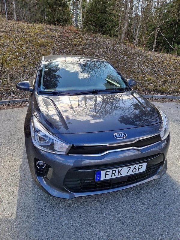Grå Begagnad 2020 Kia Rio Halvkombi | 115 900 kr (Marknadspris) - Bild 1/4
