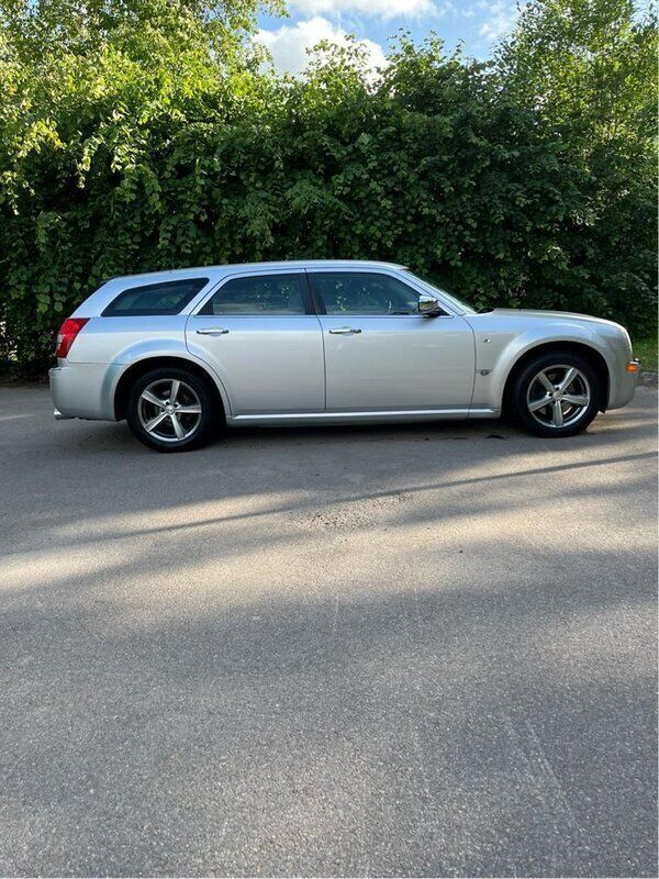 Silver Begagnad 2005 Chrysler 300C Touring Kombi | 29 000 kr (Marknadspris) - Bild 1/4