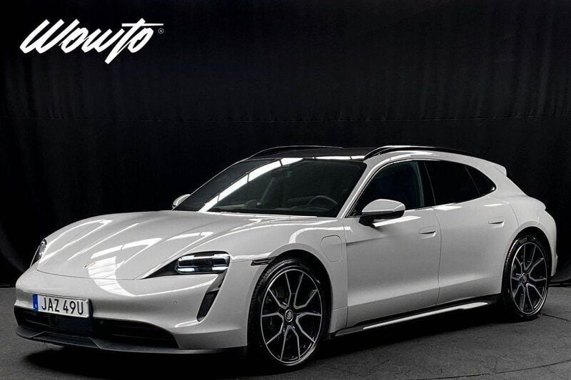 Ljusgrå Begagnad 2022 Porsche Taycan Sport Turismo Sedan | 749 800 kr (Marknadspris) - Bild 1/3